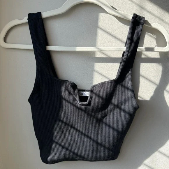 Zara Black Ribbed Notch-Front Crop Tank - Picture 3 of 4
